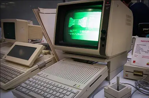 Экскурсия для школьников в музей техники Apple