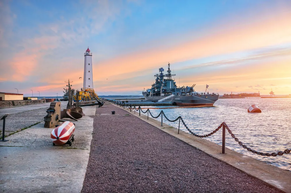 Двухдневный тур: через Санкт-Петербург в Ораниенбаум, Кронштадт и Выборг