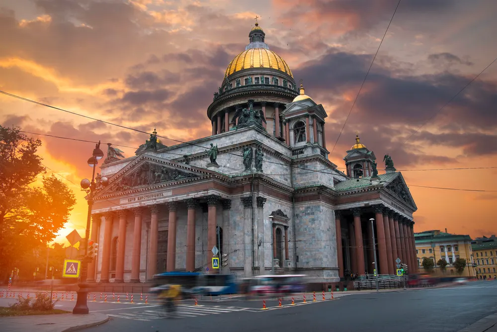 Тур в Санкт-Петербург на 3 дня с посещением музея Гранд Макет, квестом по Петропавловской крепости и Петергофу.